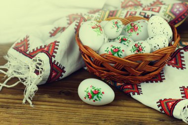 Sepet içinde renkli yumurta.