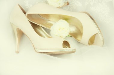Özel bir olay ya da düğün için beyaz ayakkabı.