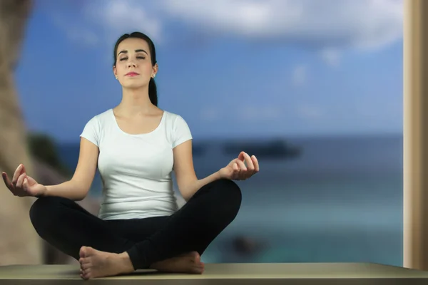 Junge Frau praktiziert Meditation in der Natur. — Stockfoto