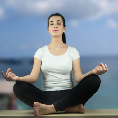 genç kadın meditasyon doğada pratik.