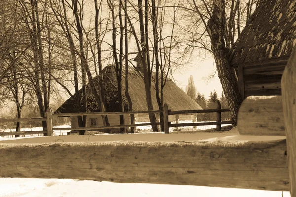 Фото старого дома в деревне — стоковое фото
