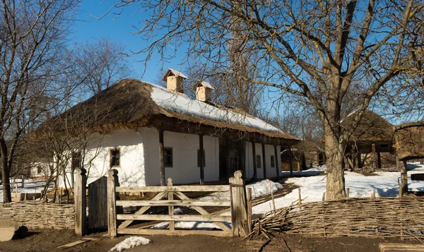 Foto di vecchia casa nel villaggio — Foto Stock