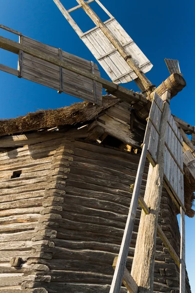 Foto der hölzernen alten Mühle — Stockfoto