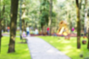 Fotoğraf yaz Park. Arka plan bulanıklık. İnsanlar ve çocuklar