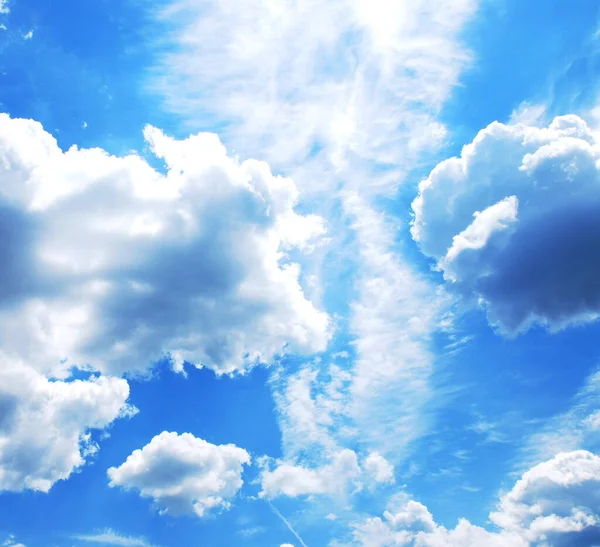 구름으로 하늘을 감쌌다 — 스톡 사진