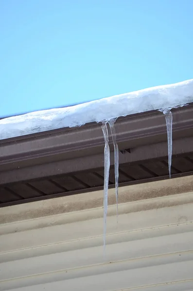 屋顶上的封闭冰柱 — 图库照片