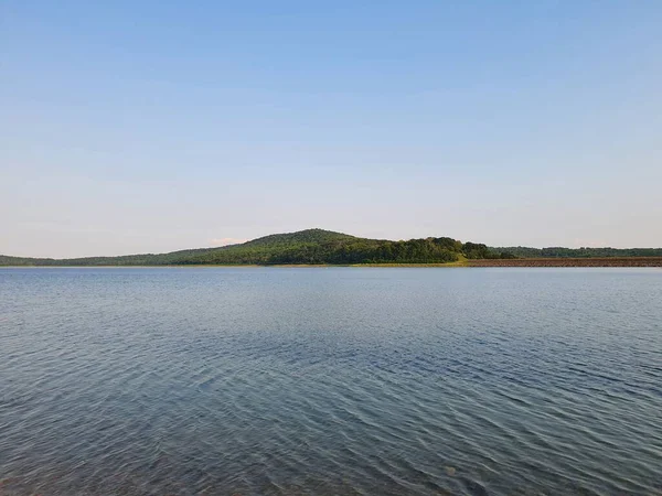 Zbliżenie Letnie Jezioro Niebem — Zdjęcie stockowe