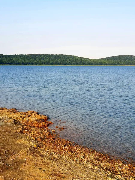 Fechar Lago Verão Com Céu — Fotografia de Stock