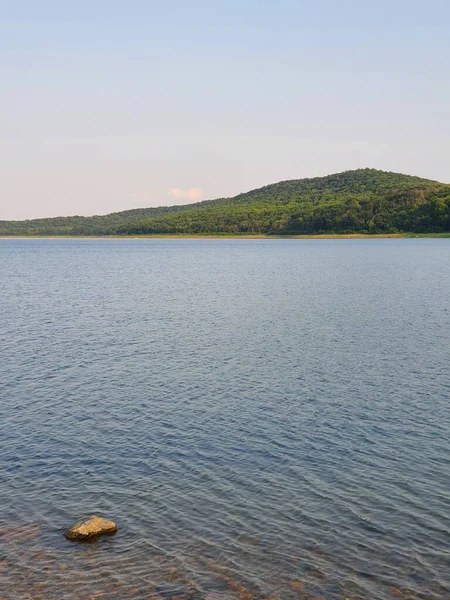 Primo Piano Lago Estivo Con Cielo — Foto Stock