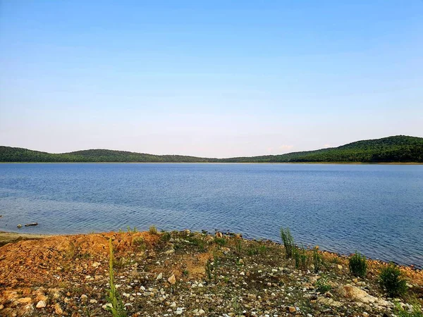 Fechar Lago Verão Com Céu — Fotografia de Stock