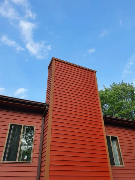屋根の上に赤い煙突を閉めた — ストック写真