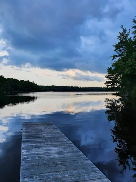 Fechar Lago Por Sol Com Céu Chuvoso — Fotografia de Stock