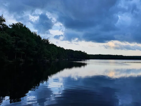 Närbild Solnedgång Sjö Med Regnig Himmel — Stockfoto