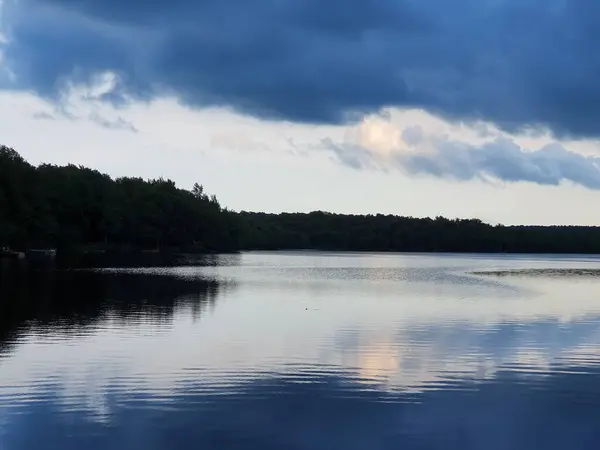 Fechar Lago Por Sol Com Céu Chuvoso — Fotografia de Stock