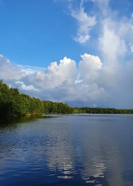 Zbliżenie Letnie Jezioro Chmurami Niebo — Zdjęcie stockowe