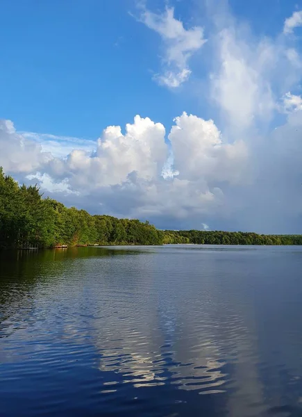 Closeup Lago Verão Com Céu Nuvens — Fotografia de Stock