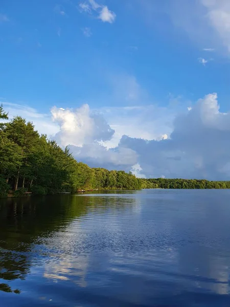 Zbliżenie Letnie Jezioro Chmurami Niebo — Zdjęcie stockowe