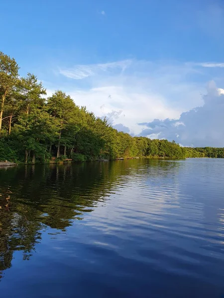 Zbliżenie Letnie Jezioro Chmurami Niebo — Zdjęcie stockowe