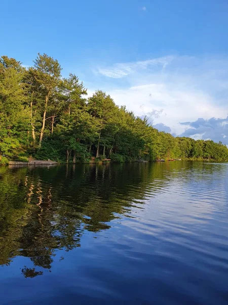 Zbliżenie Letnie Jezioro Chmurami Niebo — Zdjęcie stockowe