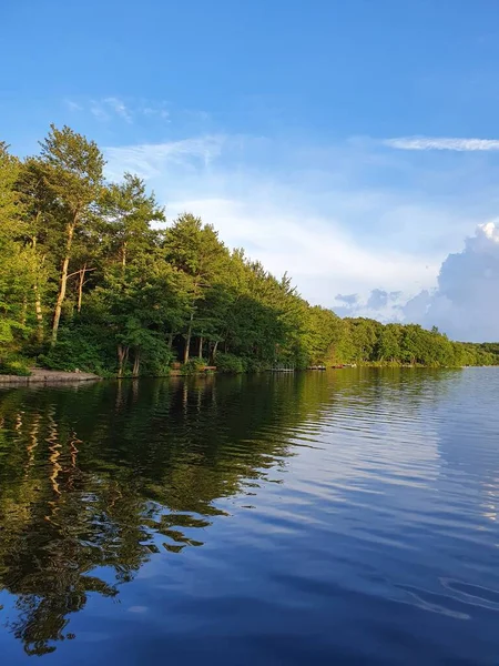 Zbliżenie Letnie Jezioro Chmurami Niebo — Zdjęcie stockowe