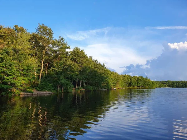 Zbliżenie Letnie Jezioro Chmurami Niebo — Zdjęcie stockowe