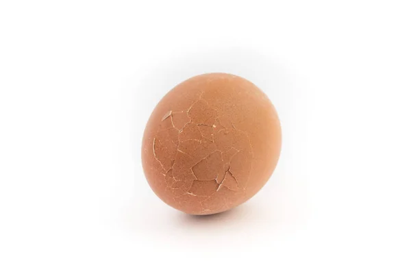 Telur dengan penutup shell yang rusak pada latar belakang putih. — Stok Foto