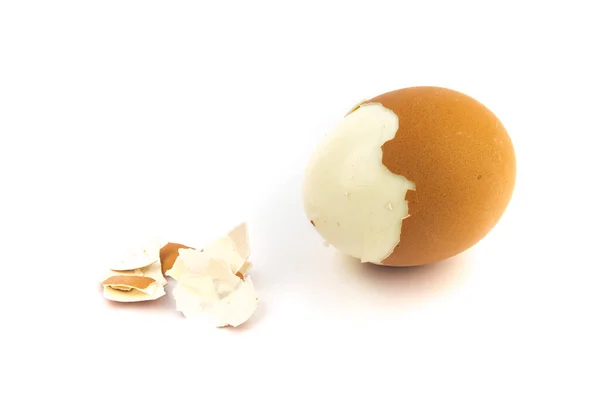 Telur dengan penutup shell yang rusak pada latar belakang putih. — Stok Foto