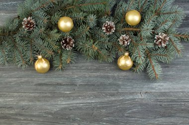 Noel ağacı süslemeleri ve köknar dallarının Noel kompozisyonu. Kopyalama alanı olan üst görünüm.