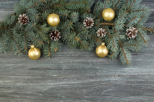 Weihnachtskomposition Aus Tannenzweigen Und Christbaumschmuck Auf Einem Hölzernen Hintergrund Draufsicht — Stockfoto