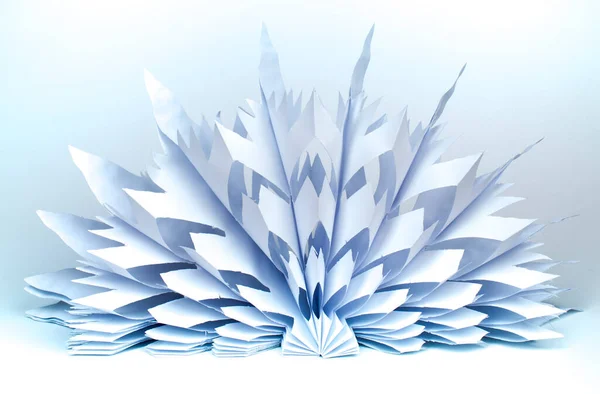 Schneeflocke aus Papier auf weißem Hintergrund. voluminös. — Stockfoto