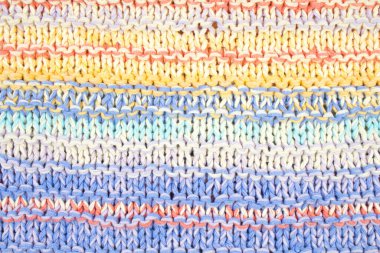 Süveter ya da atkı kumaş dokusu büyük örgü. Örülmüş forma ve kabartma desenli. Yün el yapımı makine, el yapımı.