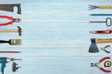 Marangozluk ve inşaat araçlarını betimleyen beyaz bir arka planda izole edilmiş alet kolajı. Üst görünüm