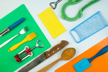 Mutfak gereçleri beyaz ahşap mutfak masasında. Aletler. Üst görünüm