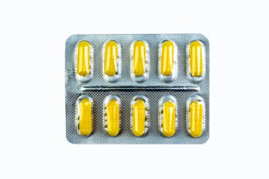 İlaç hapları, tablet ve kapsüller beyaz arka planda.