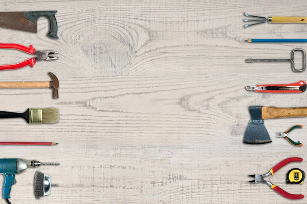 Marangozluk ve inşaat araçlarını betimleyen beyaz bir arka planda izole edilmiş alet kolajı. Üst görünüm