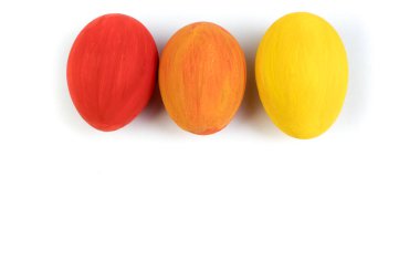 Mutlu Paskalyalar. İzole edilmiş beyaz arka planda renkli, parlak paskalya yumurtaları. Metin için alanı kopyala