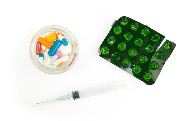 Χάπια Βιταμίνες Και Σύριγγα Για Ένεση Φάρμακα Που Απομονώνονται Λευκό — Φωτογραφία Αρχείου