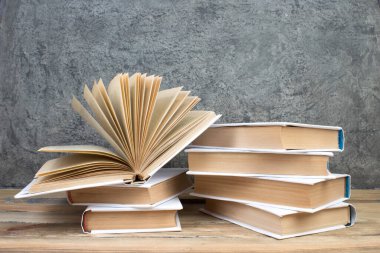 Açık kitap, gri beton arka plan kitapları. Okula dönelim. Eğitim. Metin için alanı kopyala