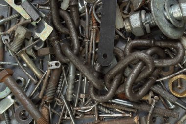 fındık, çamaşır makinesi, civata, arka planda çeşitli boyutlarda vidalar ve şekiller var. Tamirci için bir set.