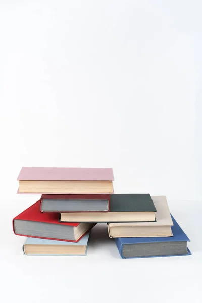 Open Boek Hardback Kleurrijke Boeken Houten Tafel Witte Achtergrond Terug — Stockfoto
