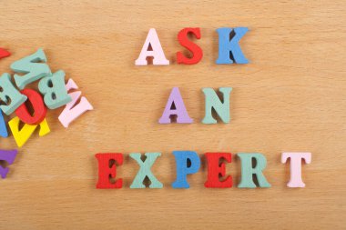 Ahşap arkaplan ile ilgili kelime renkli alfabe bloğu tahta harflerden oluşmuş, reklam metinleri için kopyalama alanı. İngilizce öğrenme kavramı