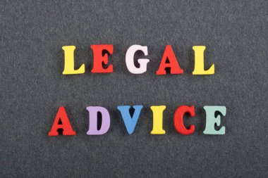 Kara tahta arkaplanındaki kelime renkli alfabe bloklu tahta harflerden oluşmuş, reklam metinleri için kopyalama alanı. İngilizce öğrenme kavramı