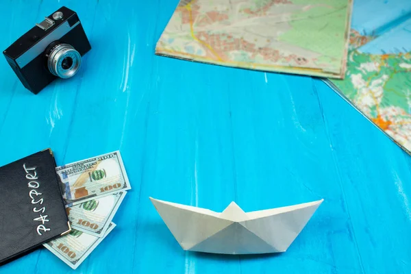 Het Concept Van Reizen Recreatie Camera Kaarten Geografisch Paspoort Geld — Stockfoto