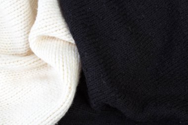 Yünlü yün kazaklar. Bir demet örülmüş kış, sonbahar giysileri, kazaklar, örgü giysileri, metin için yer.