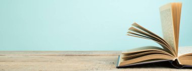 ahşap bir masa üzerinde açık kitap. Okula geri dön. Eğitim iş kavramı