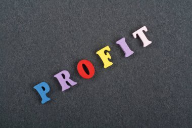 Kara tahta arkaplanındaki kelime renkli alfabe bloklu tahta harflerden oluşmuş, reklam metinleri için kopyalama alanı. İngilizce öğrenme kavramı