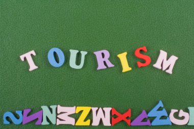 Renkli alfabe bloğu tahta harflerden oluşan yeşil arkaplan kelimesi reklam metinleri için kopyalama alanı. İngilizce öğrenme kavramı