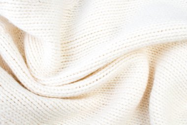 Süveter ya da atkı renginde büyük bir örgü. Örgü arka plan. Yünlü el yapımı araba.