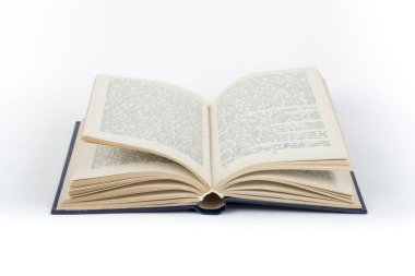 Beyaz arka plan üzerine açık bir kitap. Eski kitabı aç, tahta masa üzerindeki kalem, arka plan