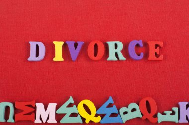 Kırmızı arkaplan ile ilgili kelimeler renkli alfabe bloğu tahta harflerden oluşmuş, reklam metinleri için kopyalama alanı. İngilizce öğrenme kavramı